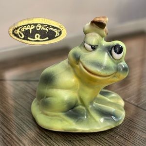Josef Originals Frog Figurine on Lily pad with Bee, Made in Korea
